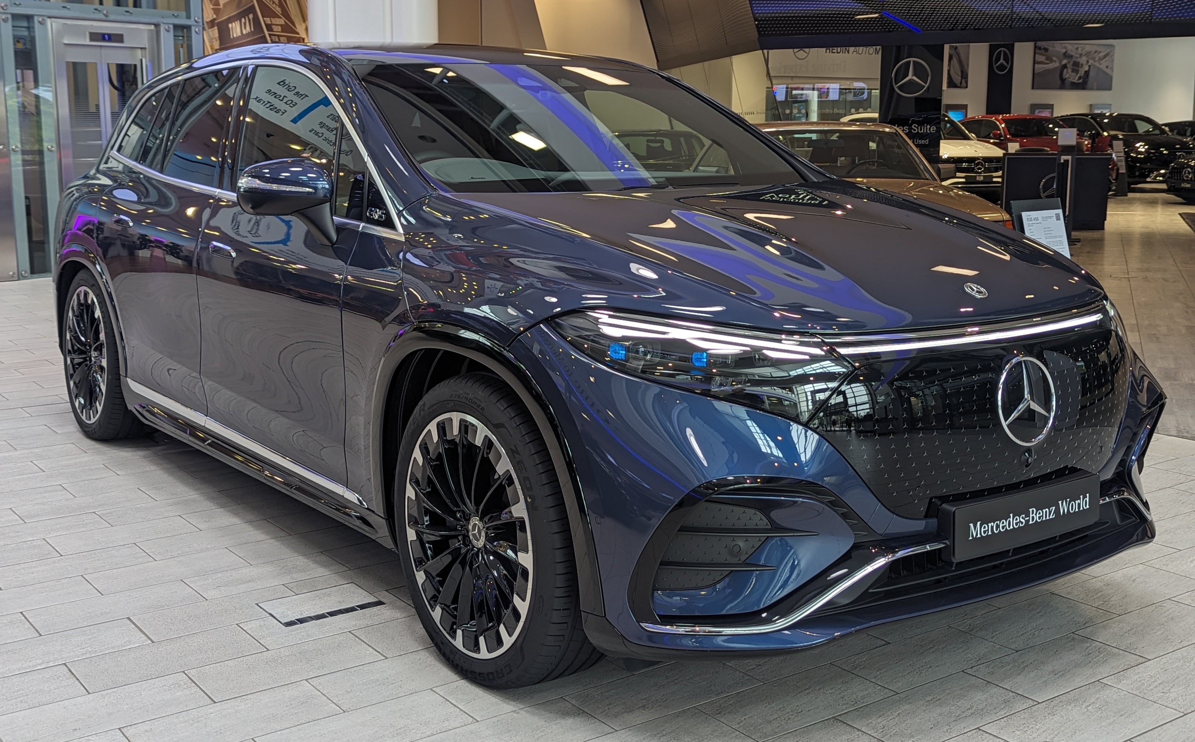 2023年10月12日英国撮影EQS SUV。参考写真であり、本文対象の日本仕様・年式・装備や販売個体の状態とは異なります。