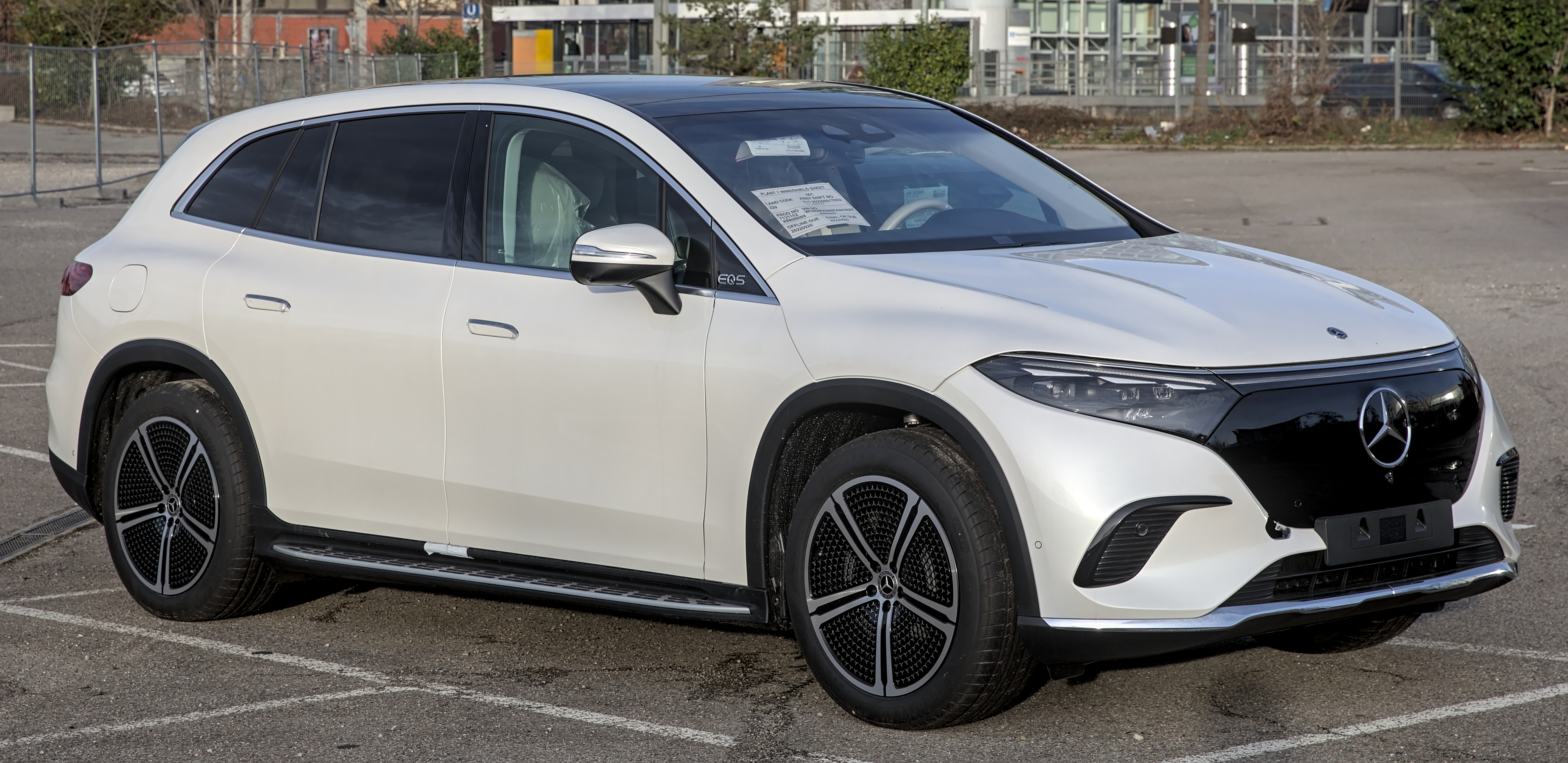 2023年1月1日ドイツ撮影EQS450+ SUV。参考写真であり、本文対象の日本仕様・年式・装備や販売個体の状態とは異なります。