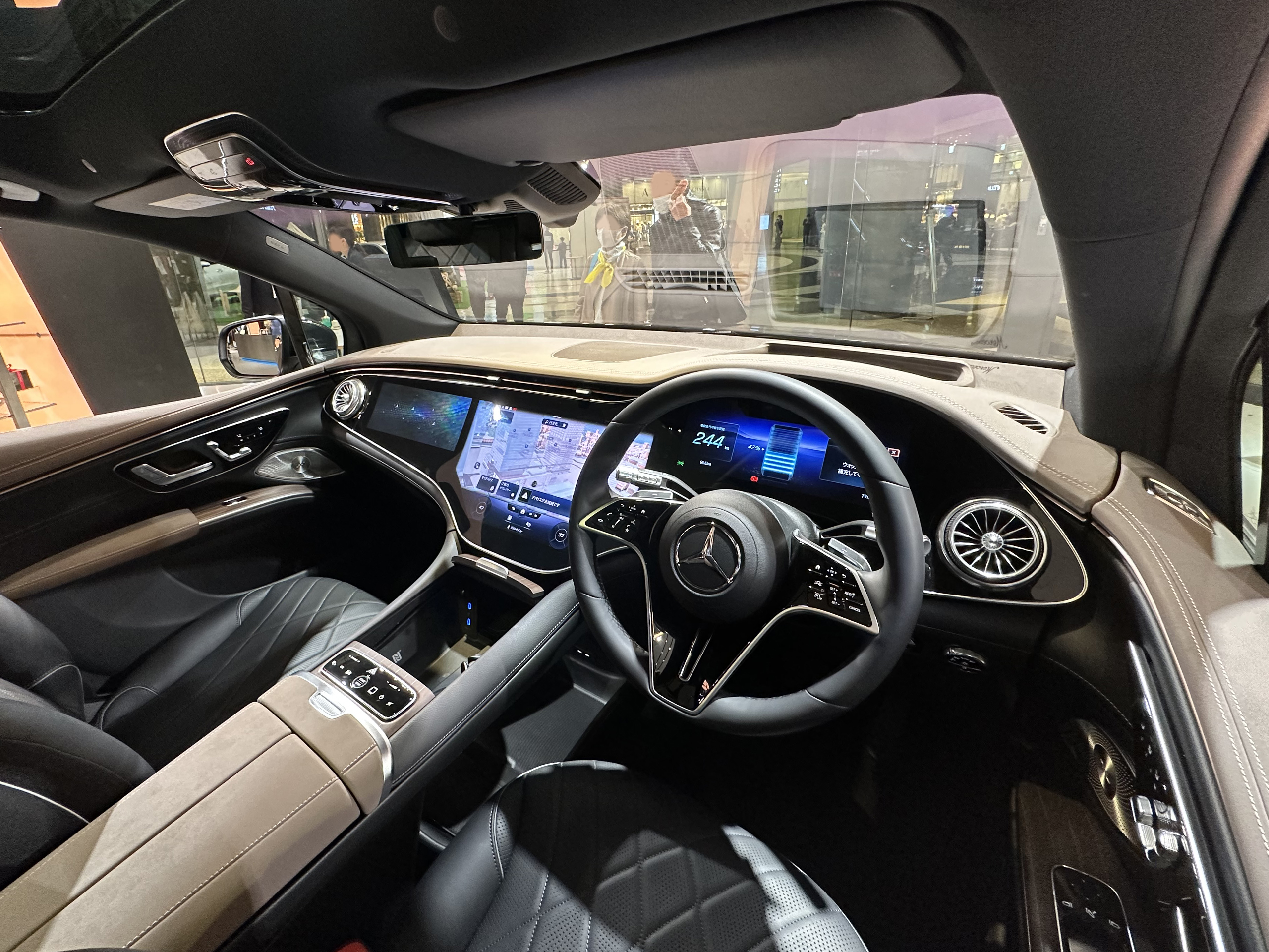 2023年撮影のEQS 450 4MATIC SUV運転席。過去年式の参考写真で、3列目の広さを実証する写真ではありません。