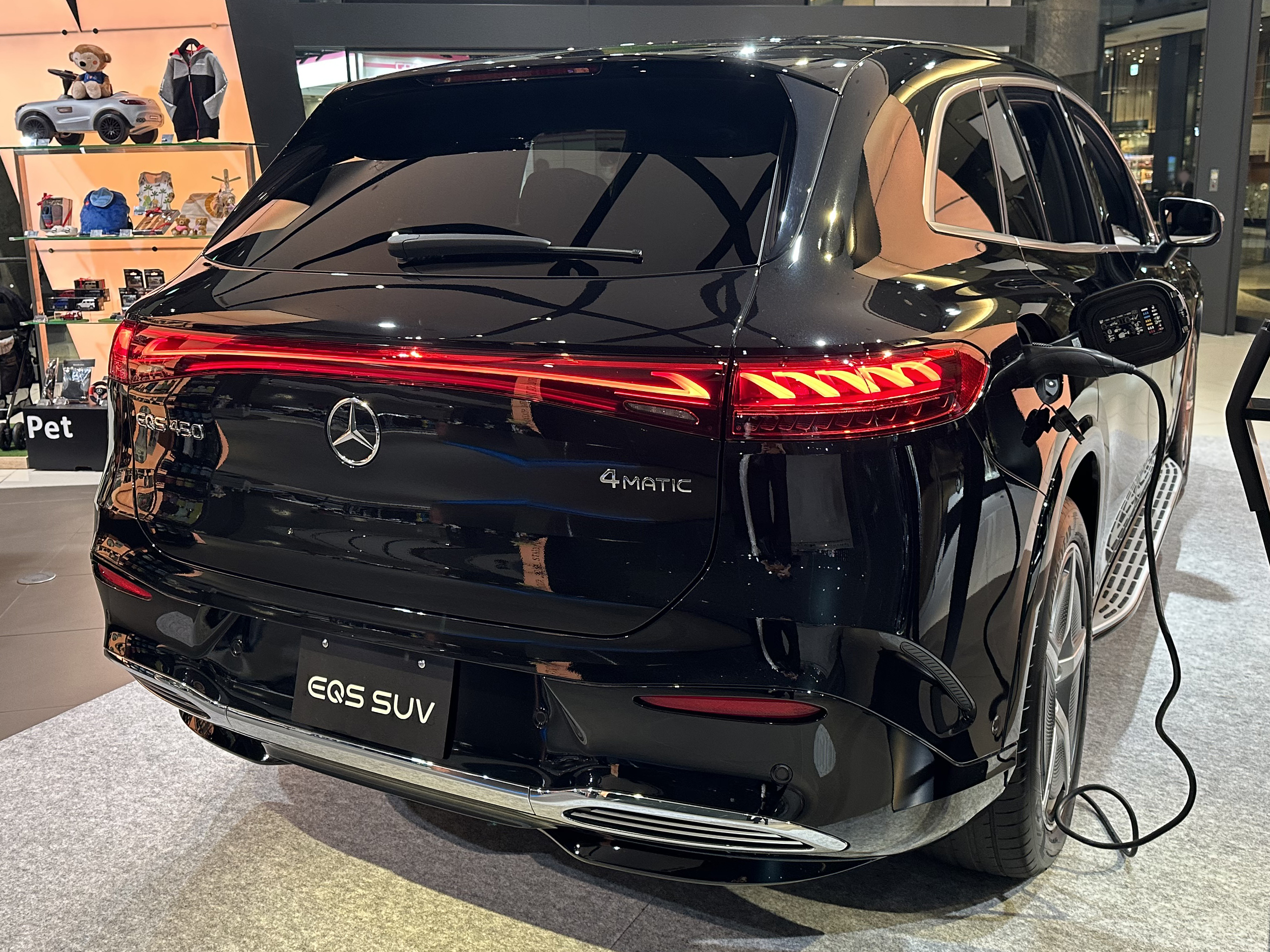 2023年撮影のEQS 450 4MATIC SUV後部と充電口。過去年式の参考写真でMP202601の接続機器の適合を保証しません。