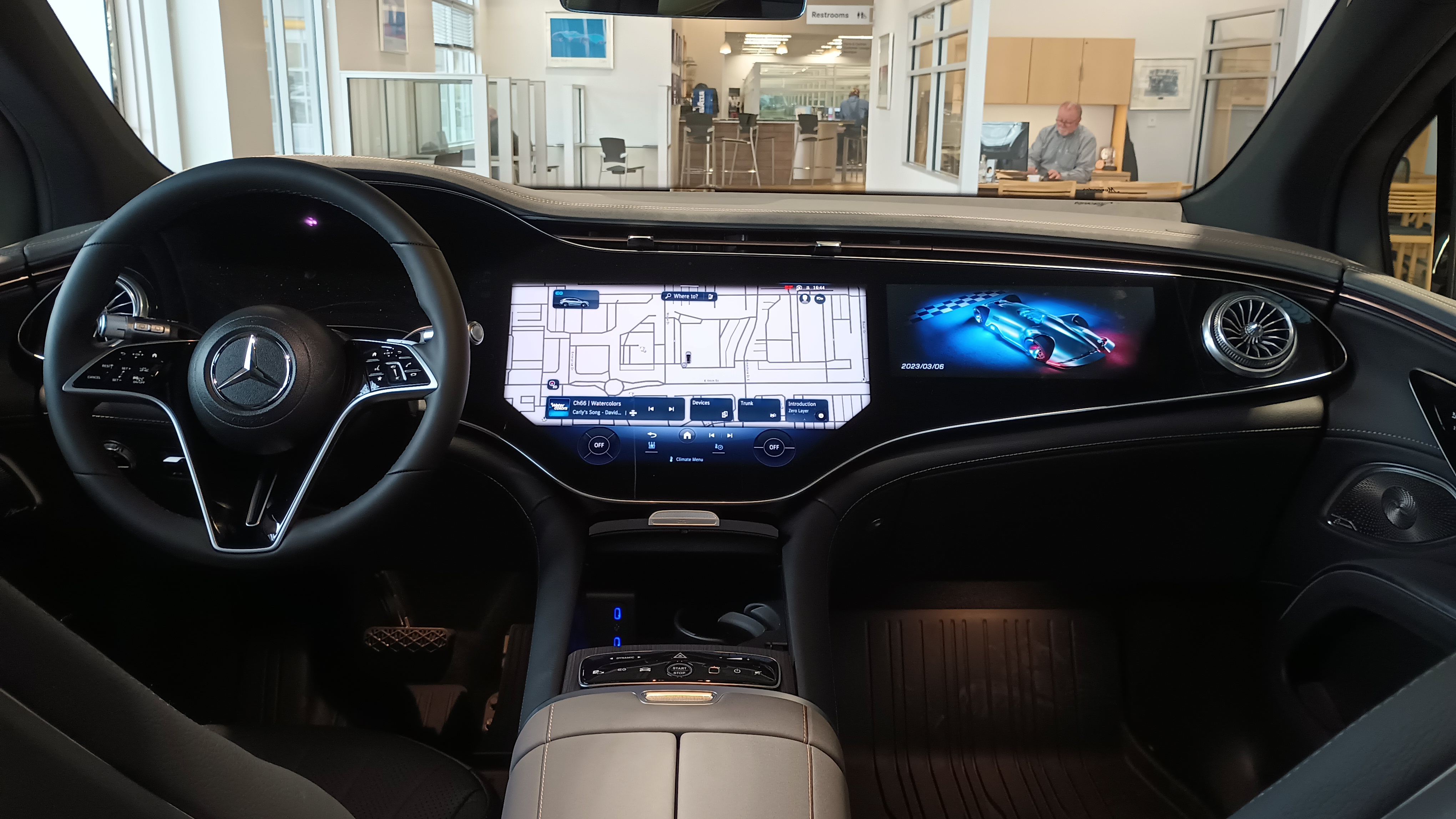 2023年3月6日撮影EQS580 SUV車内。参考写真であり、本文対象の日本仕様・年式・装備や販売個体の状態とは異なります。