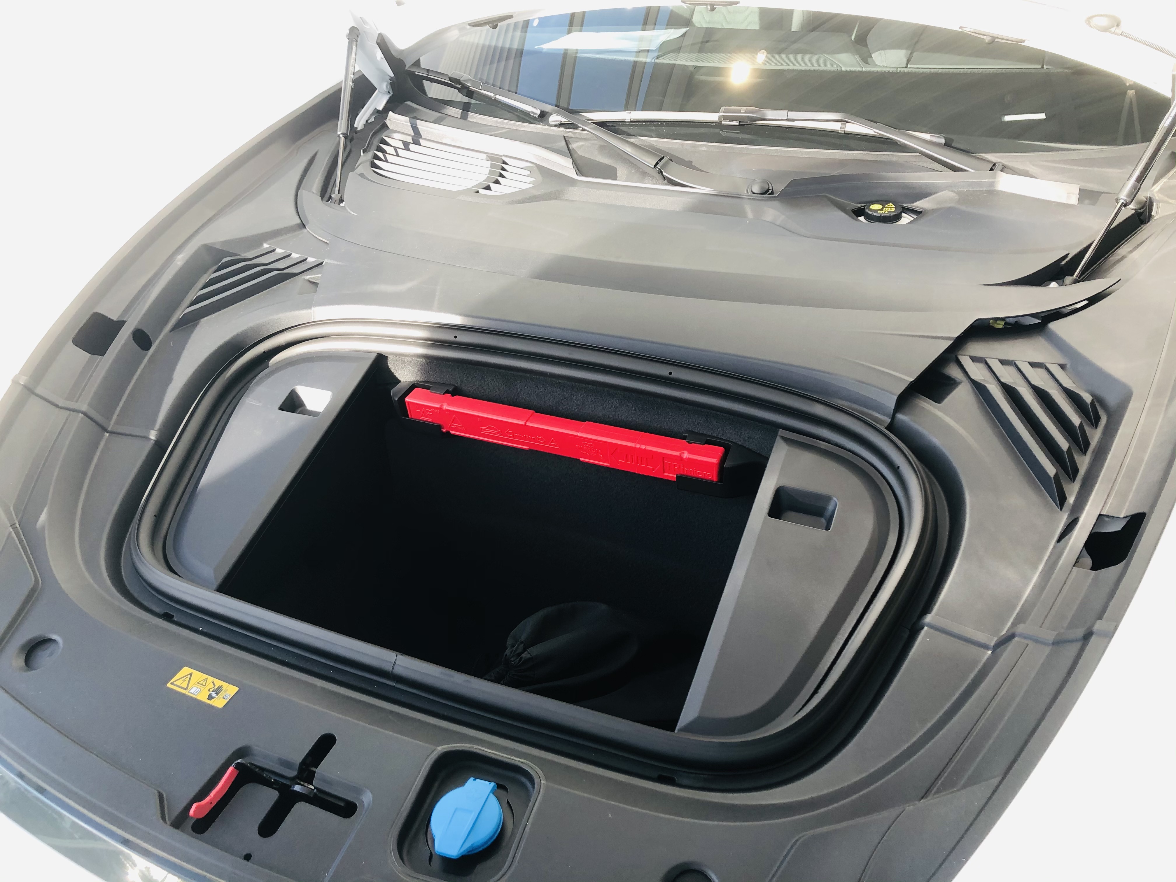 2021年の旧型e-tron GTの開いた前側収納