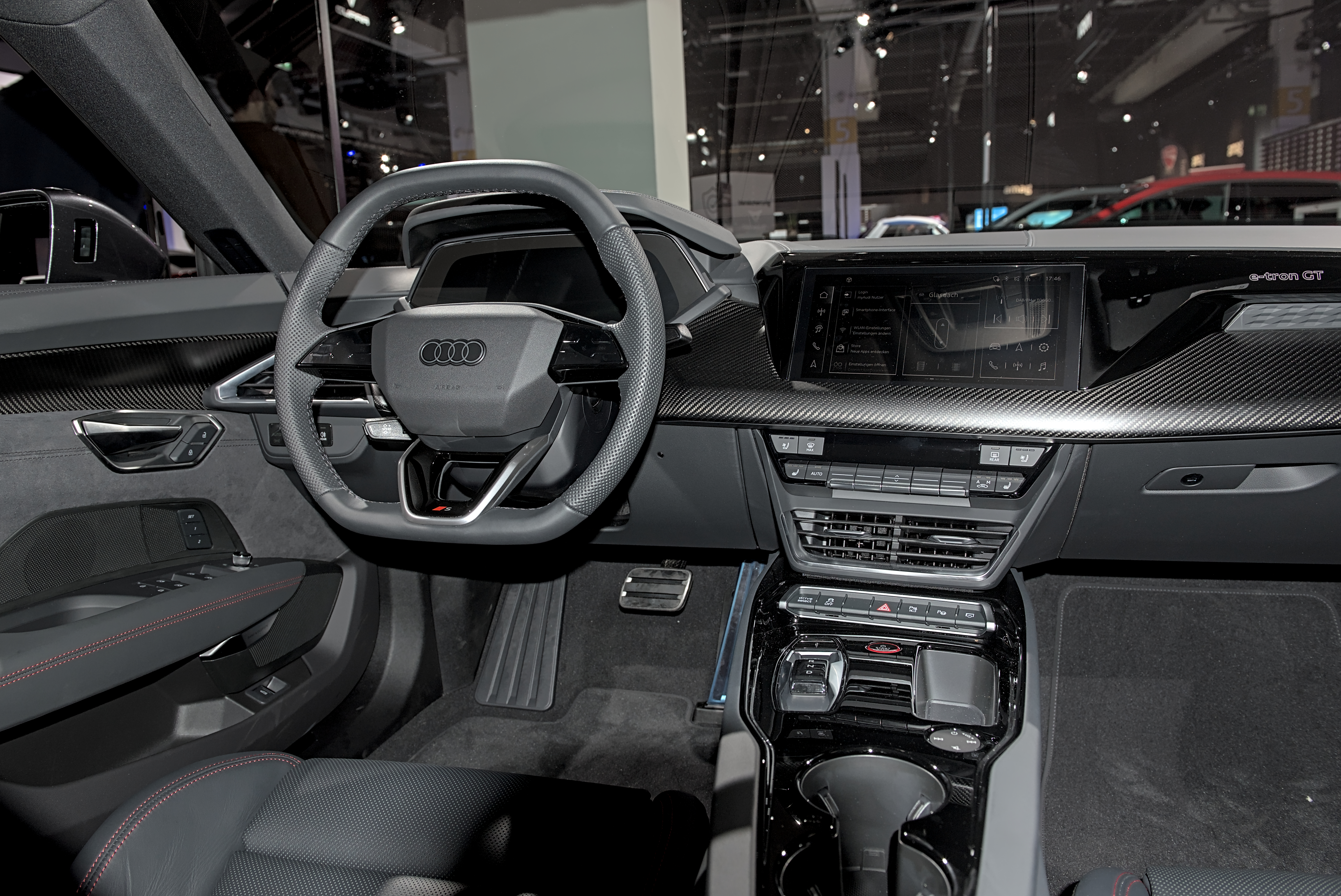 2024年チューリヒ展示のS e-tron GTの前席と運転席周辺