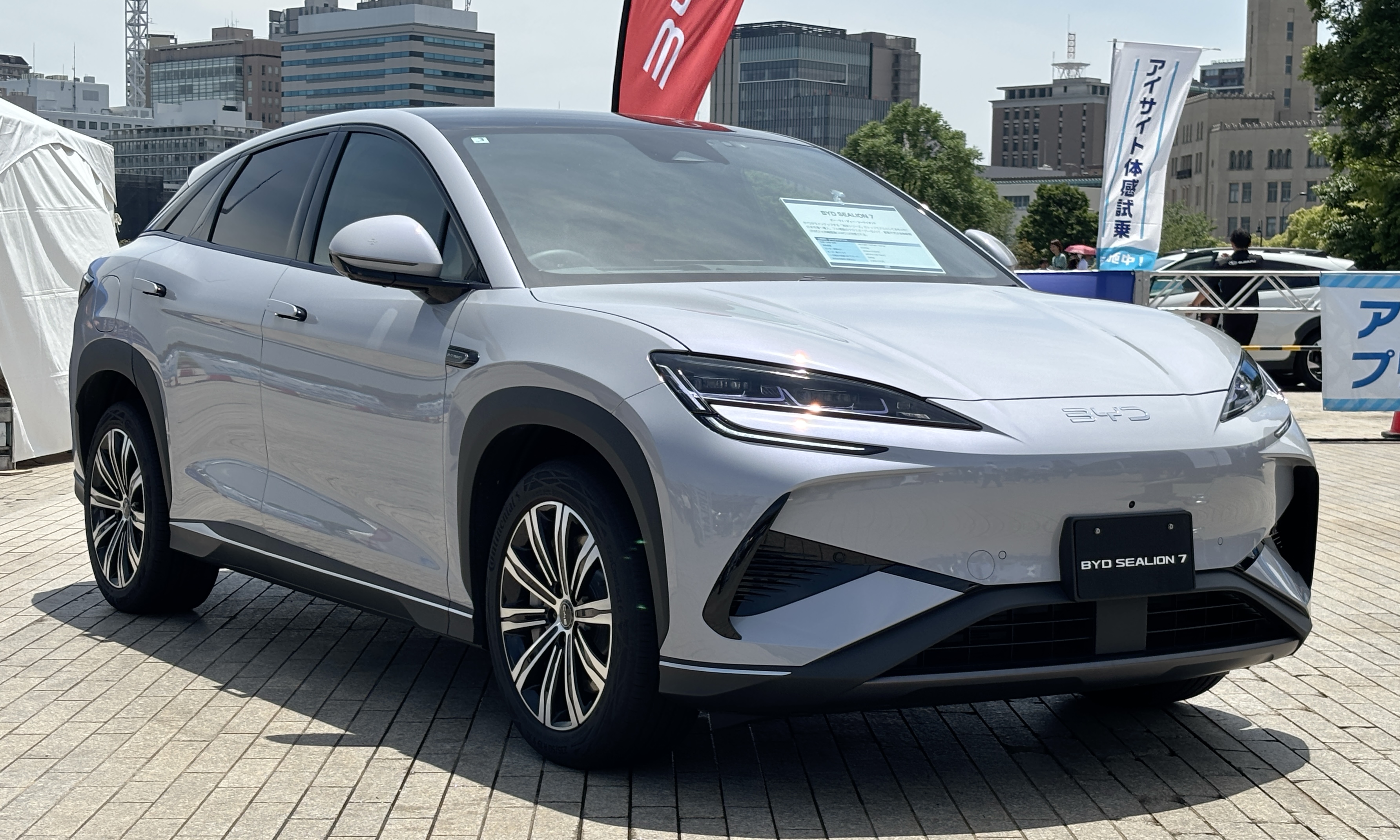 2025年5月に日本で撮影された右ハンドル仕様BYD SEALION 7 RWDの外観