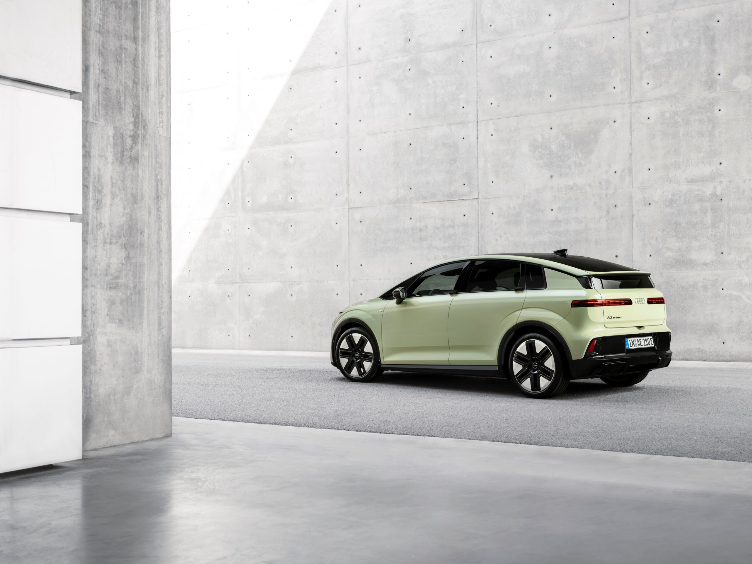 欧州仕様Audi A2 e-tronを後ろ斜めから見たメーカー提供写真