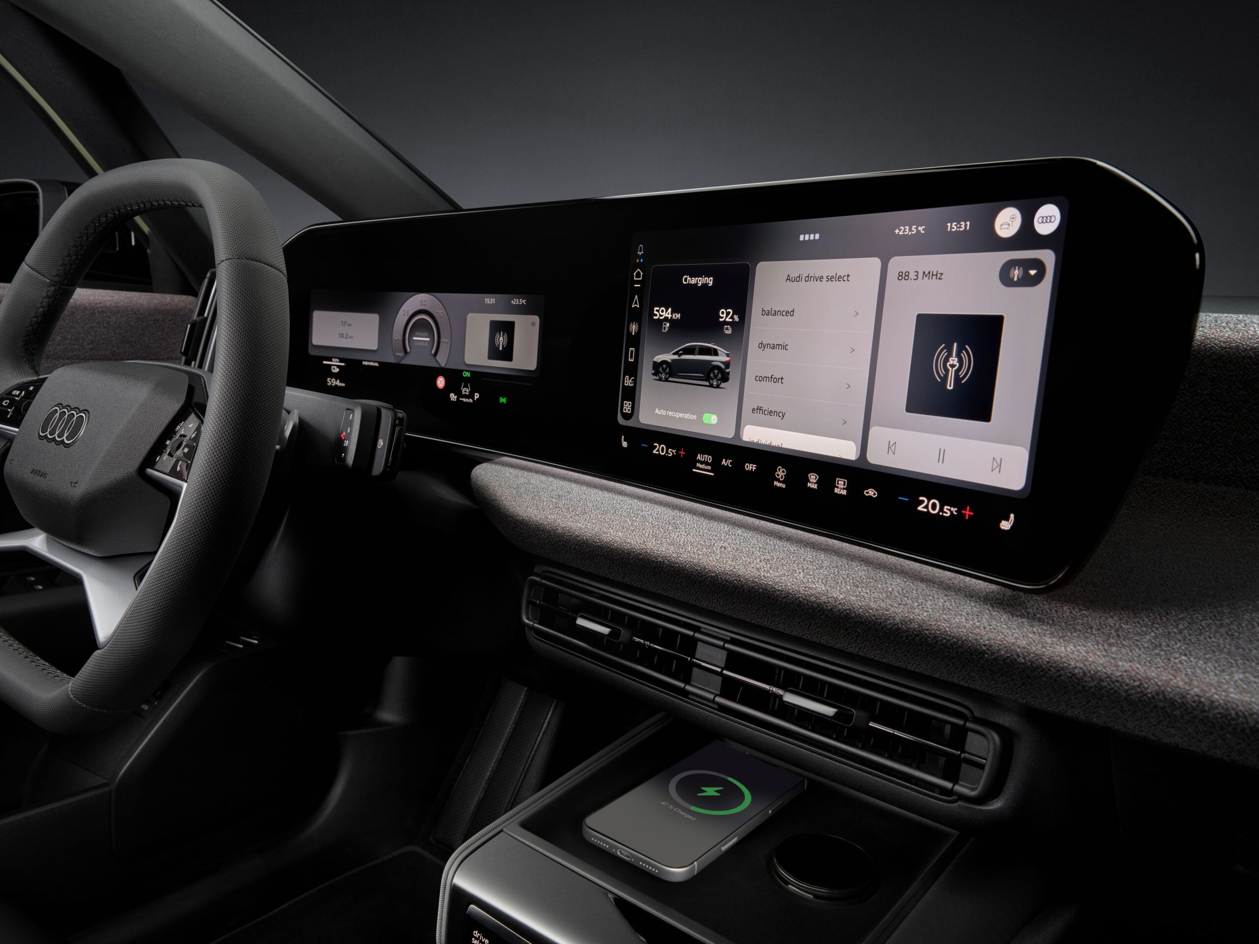 Audi A2 e-tronのMMIに充電残量と推定航続距離が表示されている