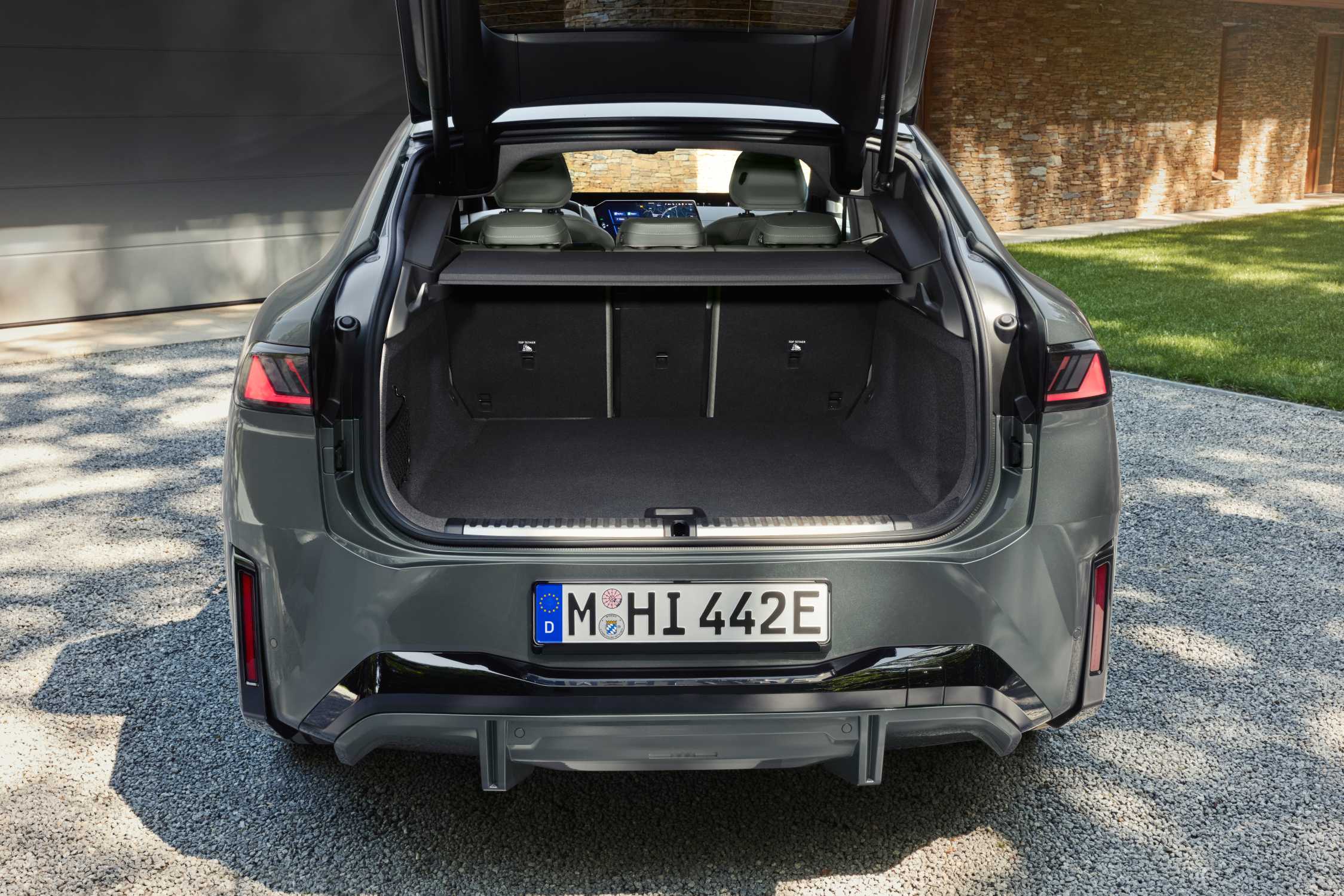 テールゲートを開けたBMW iX4の通常時の荷室と開口部の公式画像