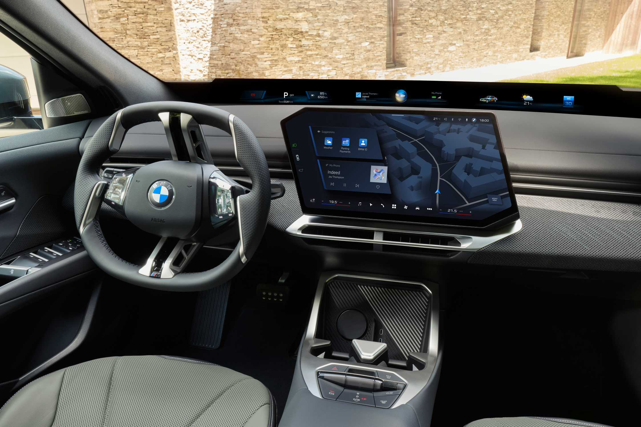 横長の表示部と中央ディスプレイを備えたBMW iX4のコックピットの公式画像