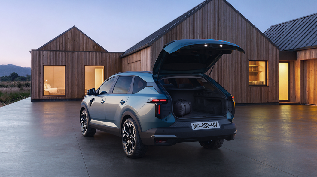 荷室ゲートを開けたDacia Strikerの欧州仕様参考。床の3分割操作を実演する画像ではありません。