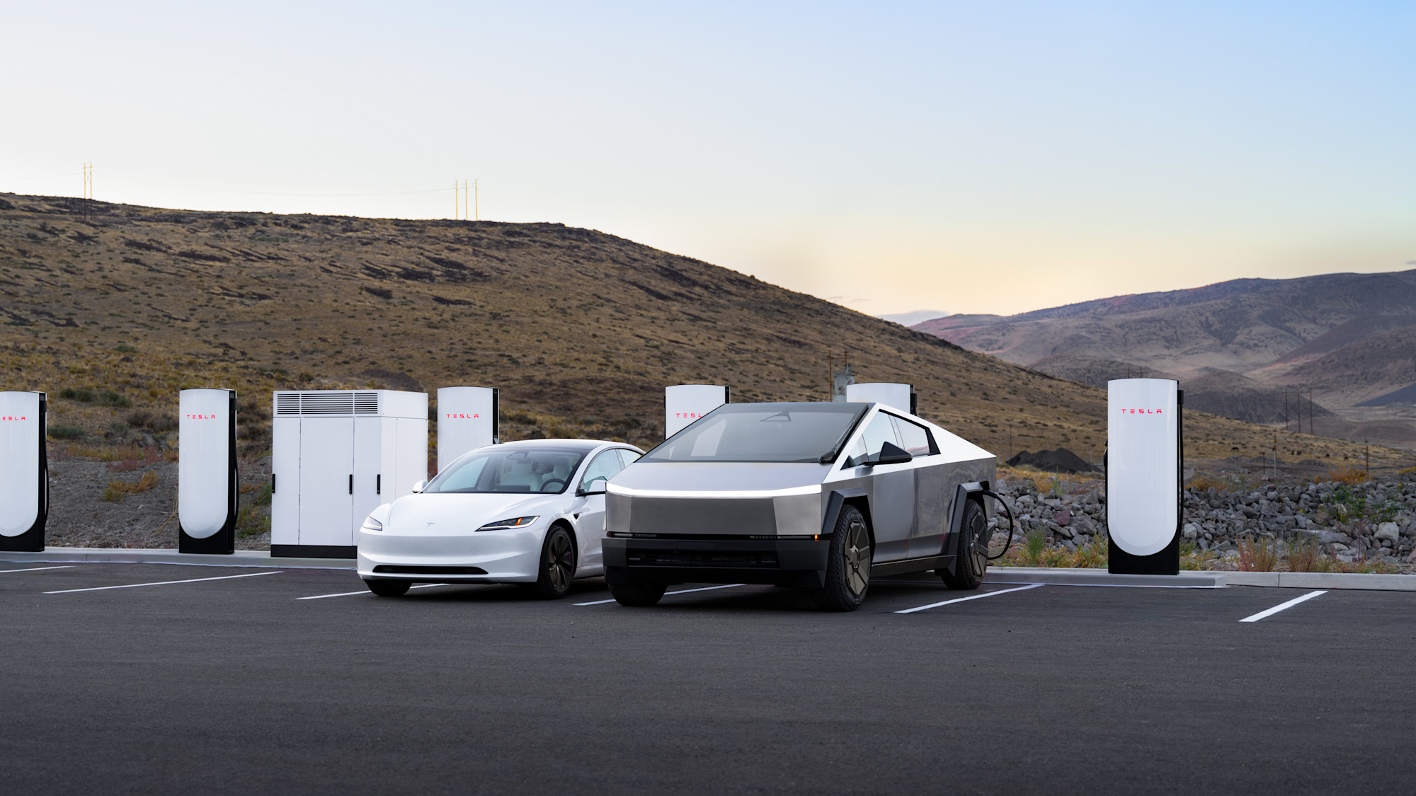 TeslaのV4 Supercharger設備を示す公式画像