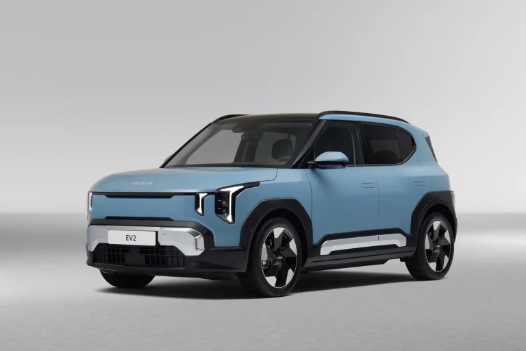 フロストブルーのKia EV2を前方斜めから捉えたKia Sweden AB公式画像