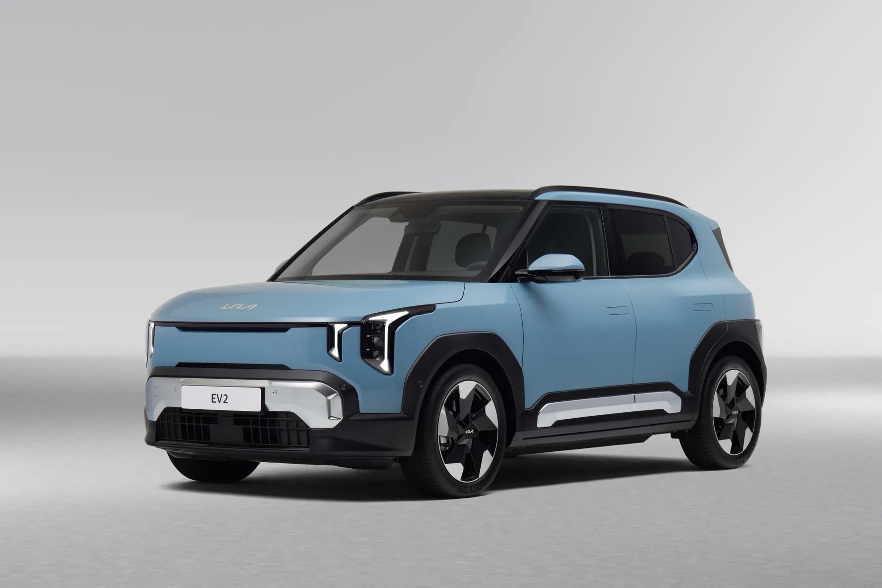 フロストブルーのKia EV2を前方斜めから捉えたKia Sweden AB公式画像