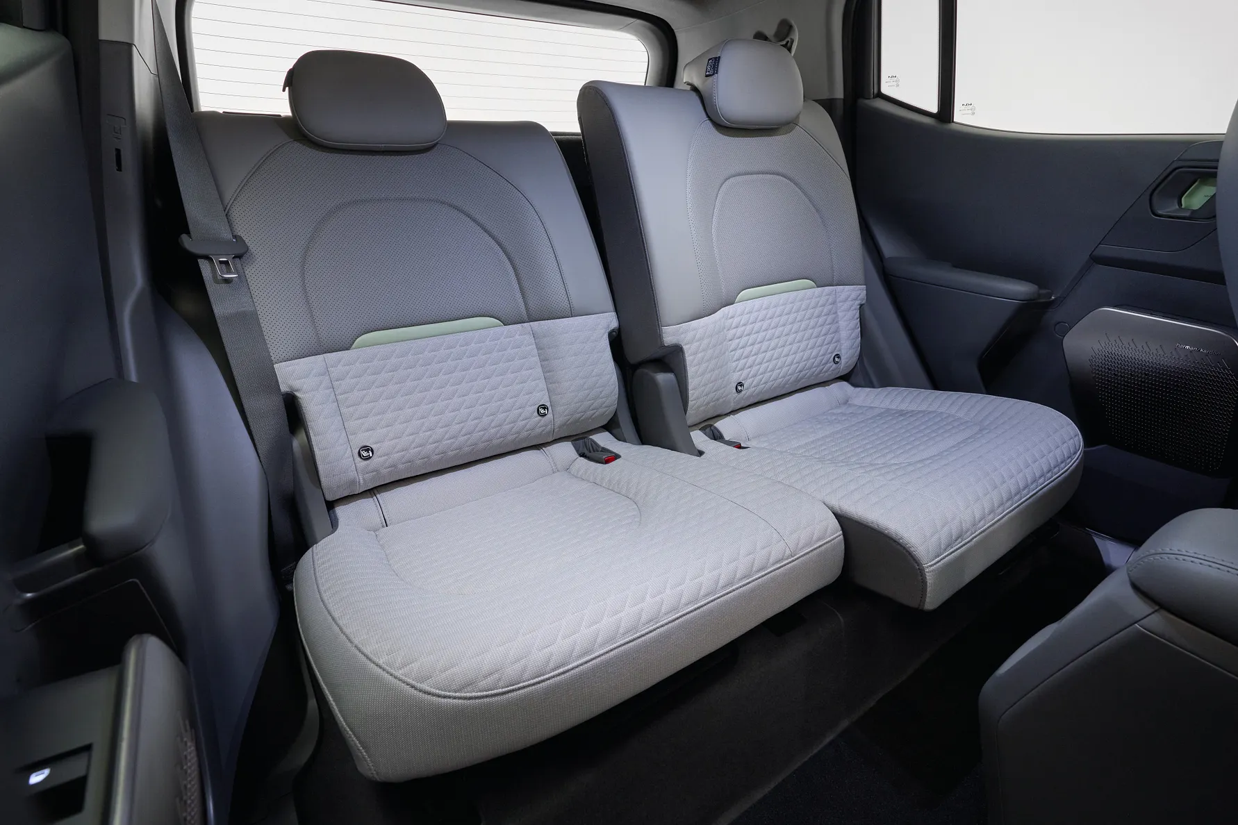 Kia EV2の可変4席仕様に備わる独立した2脚の後席、Kia Sweden AB公式画像