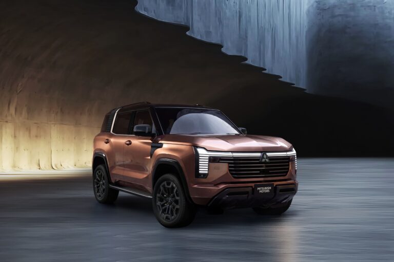 銅色の新型パジェロを前方斜めから見たメーカー提供画像。9月2日公表の国際参考仕様