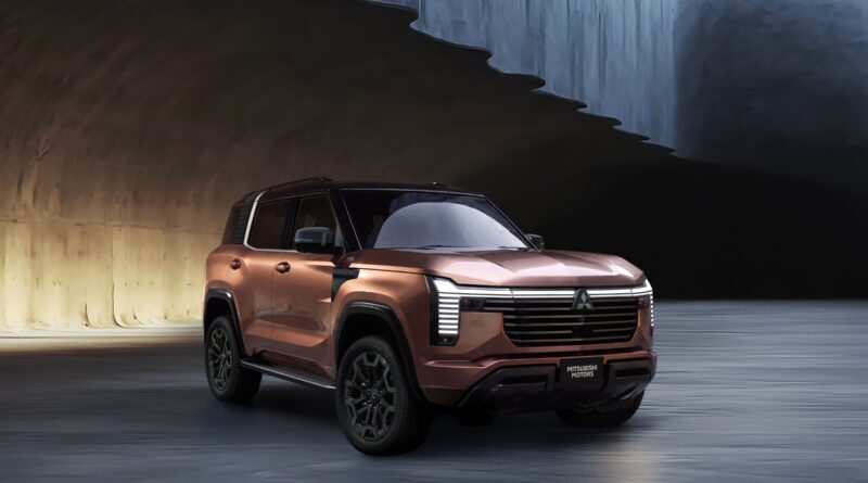 銅色の新型パジェロを前方斜めから見たメーカー提供画像。9月2日公表の国際参考仕様