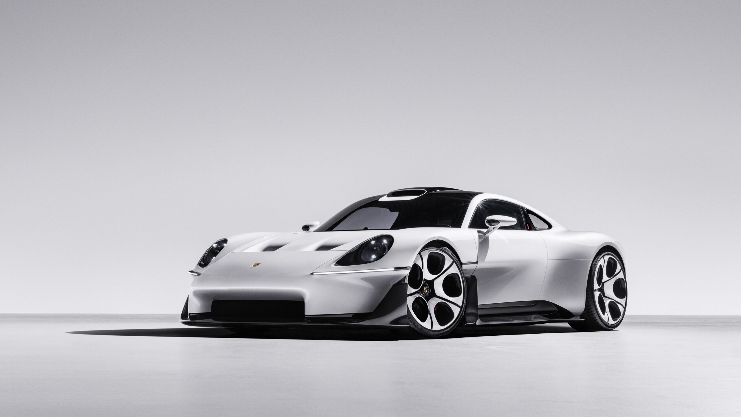 白いポルシェMission Sビジョンモデルを前方斜めから見た公式提供画像