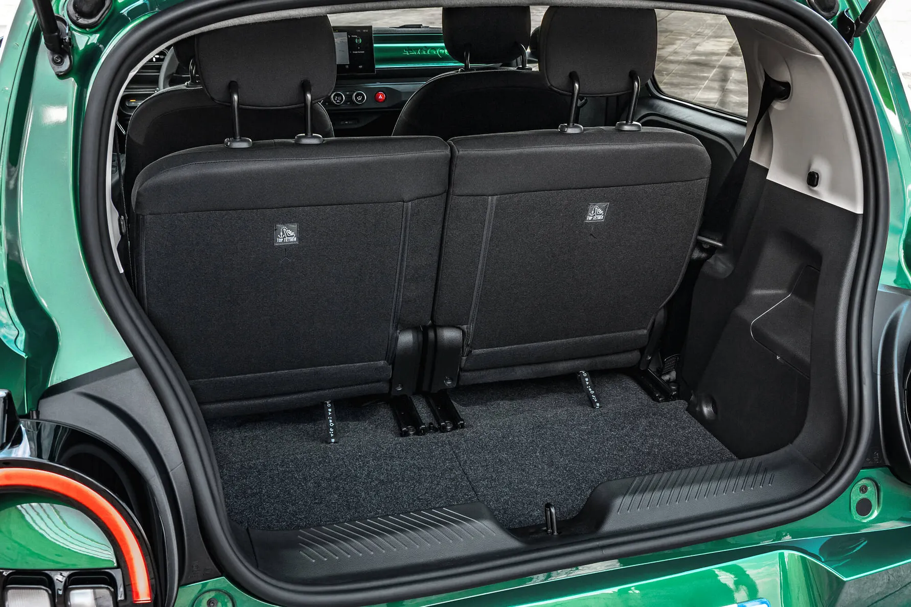 テールゲート越しに見えるトゥインゴE-Tech electricの左右独立後席と荷室の公式提供画像