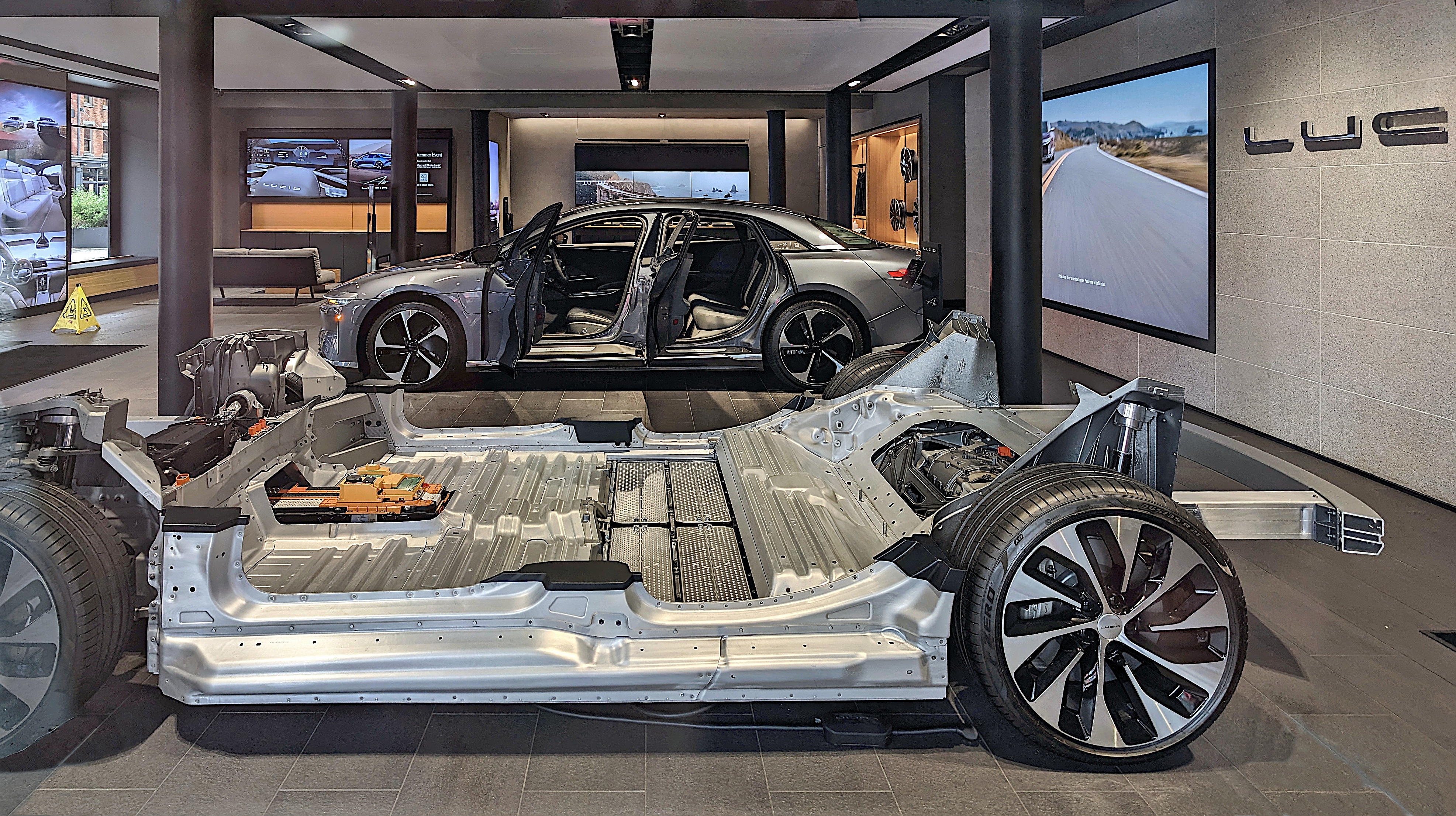 2023年ニューヨークで撮影されたLucid Airの展示シャシー。現行年式の電池容量や充電回路の実証写真ではありません。
