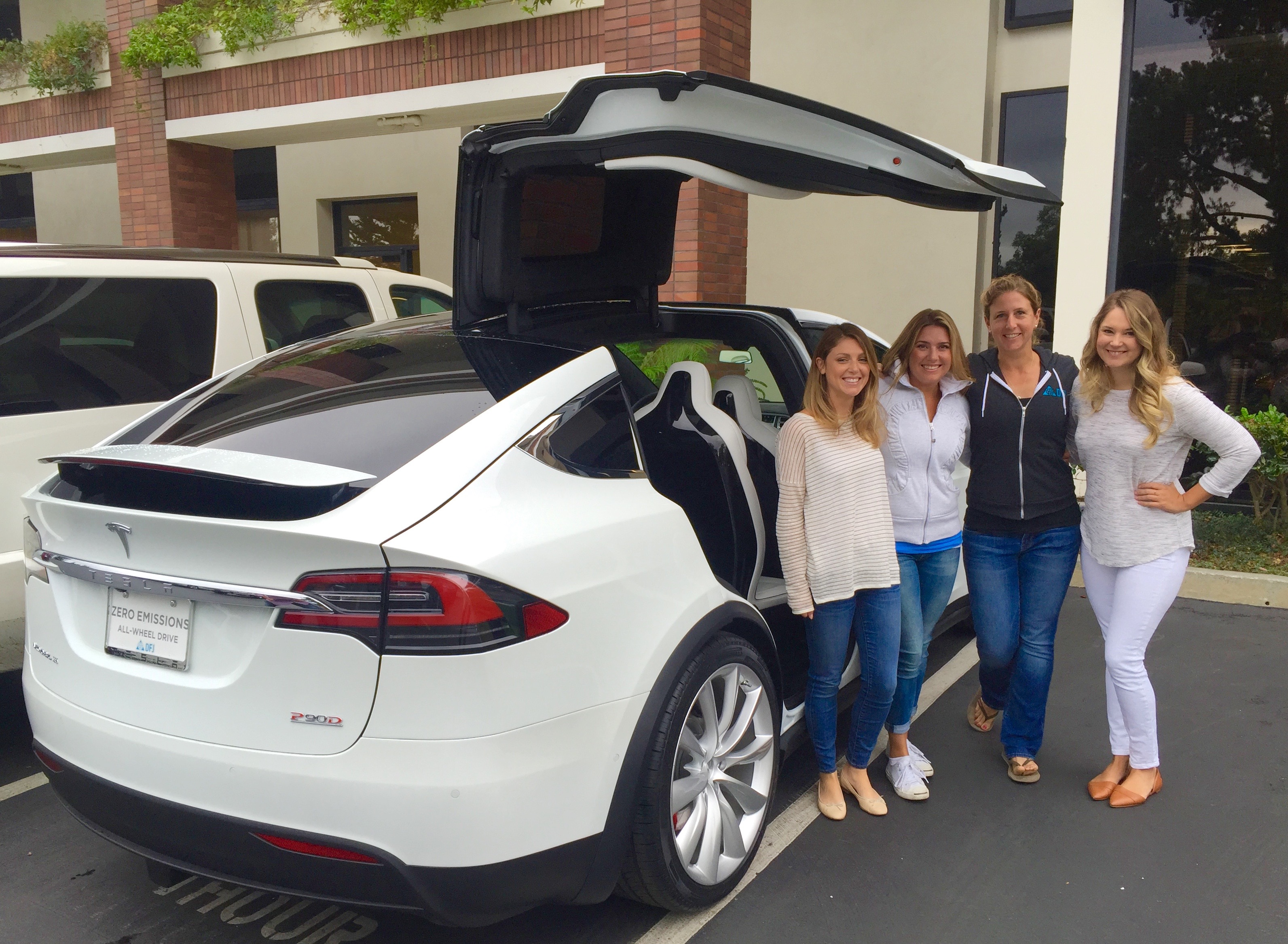 開いた後席ドアの下と白いシートが見える2015年撮影のModel X。海外車の過去写真