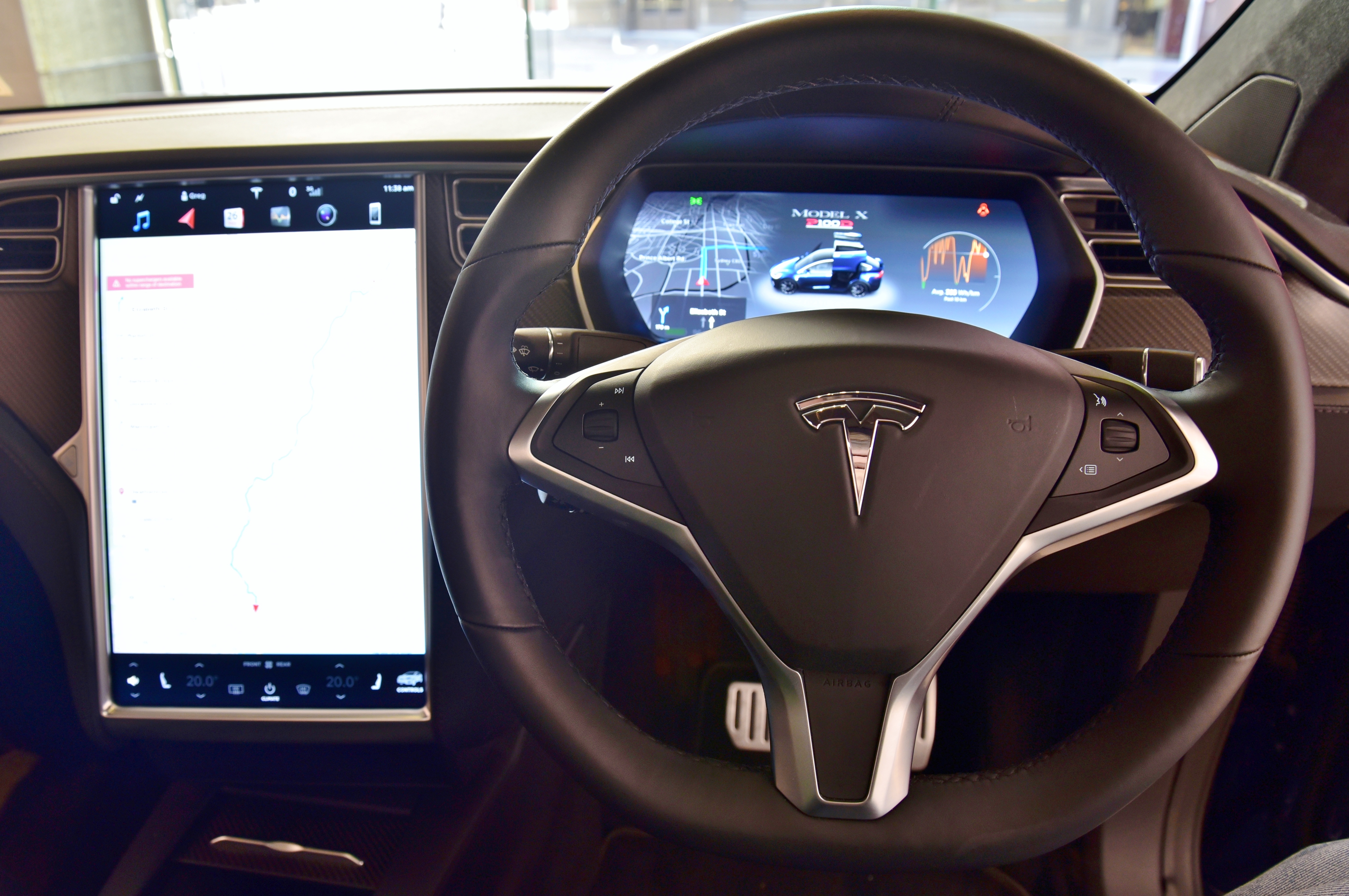2018年シドニーで撮影された右ハンドルModel Xの縦型画面と運転席。2021+とは異なる旧内装