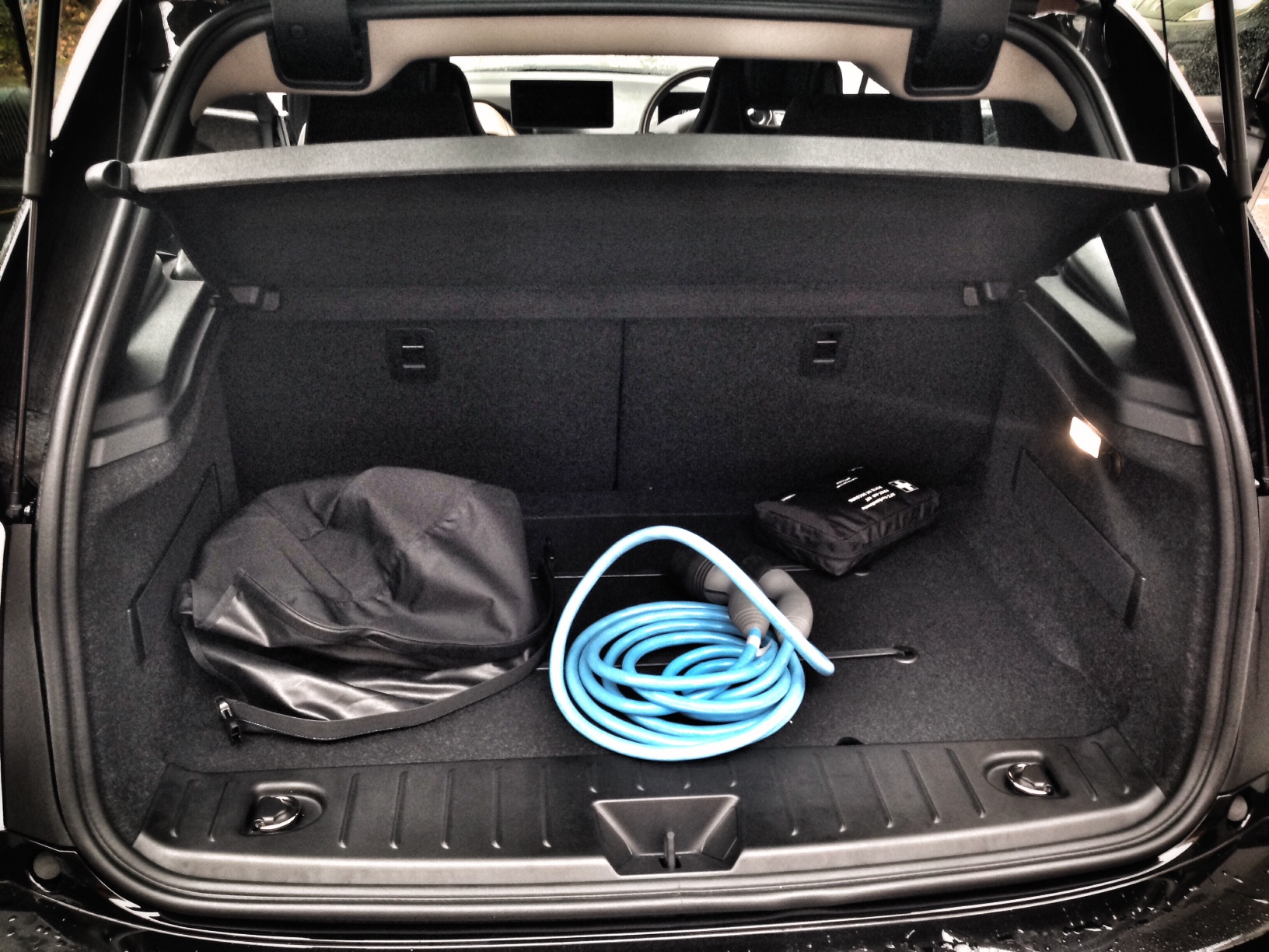 旧型BMW i3の荷室に収納された充電ケーブル・海外参考写真