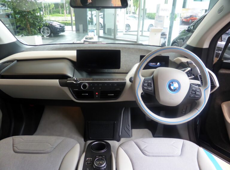 2014年7月に撮影された右ハンドルの旧型BMW i3の室内・参考写真
