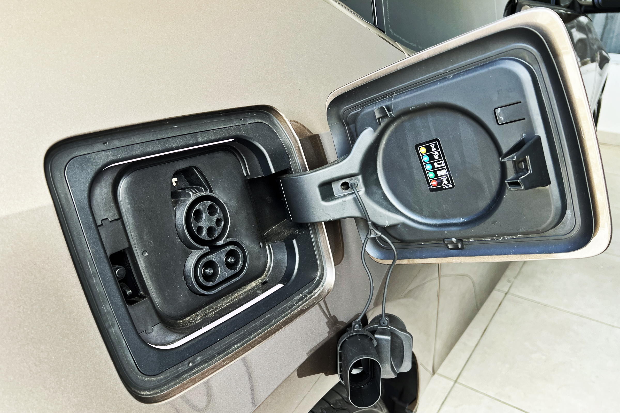 2021年型の海外仕様BMW i3のCCS1充電口・日本仕様CHAdeMOとは異なる参考写真