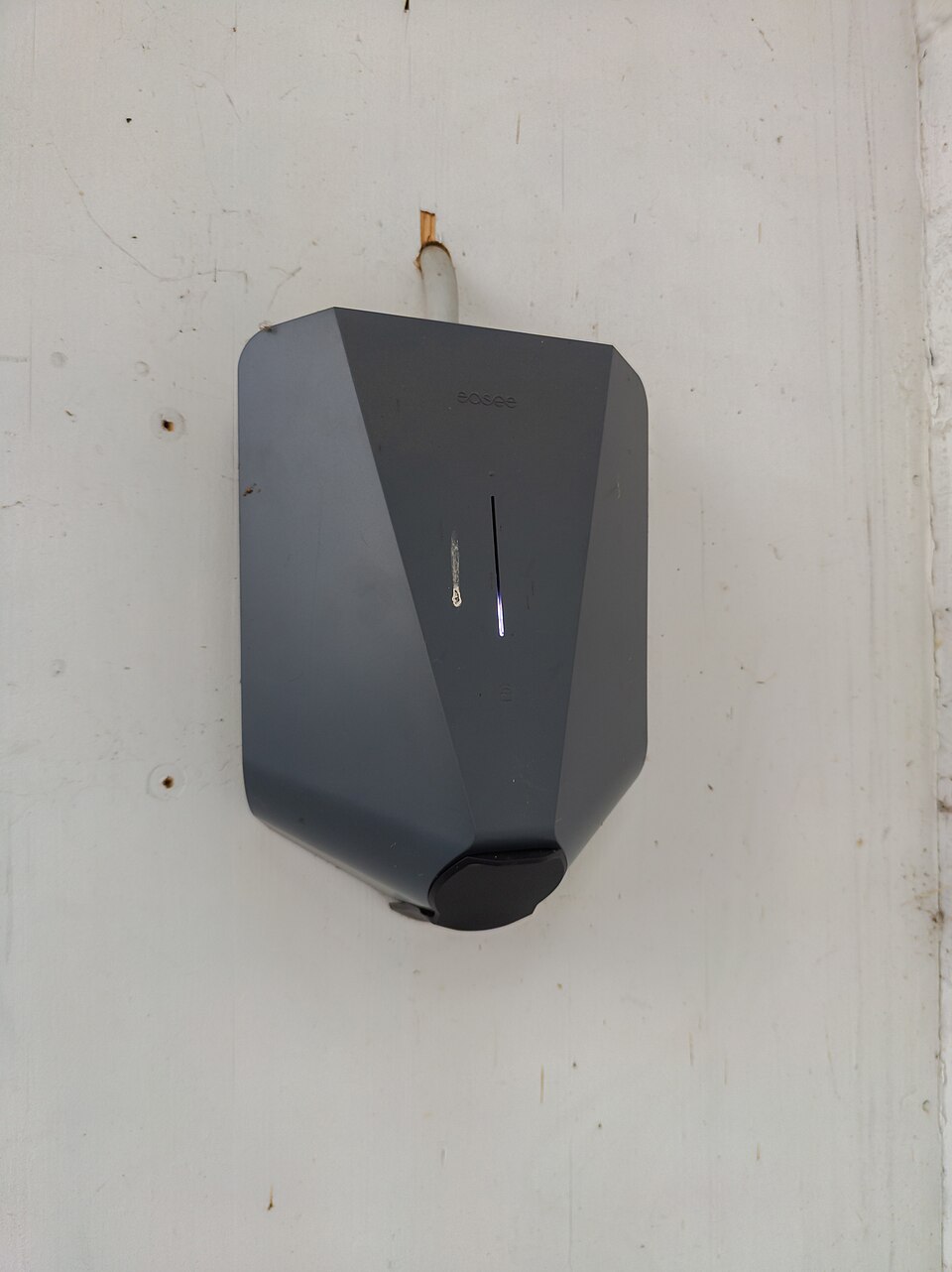 ドイツに設置されたEaseeの壁掛け充電設備。smart #2の充電実演ではない