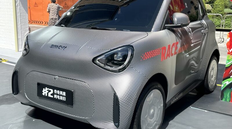 smart #2の迷彩を施した先行展示車。欧州市販予定仕様とは外装・装備が異なる