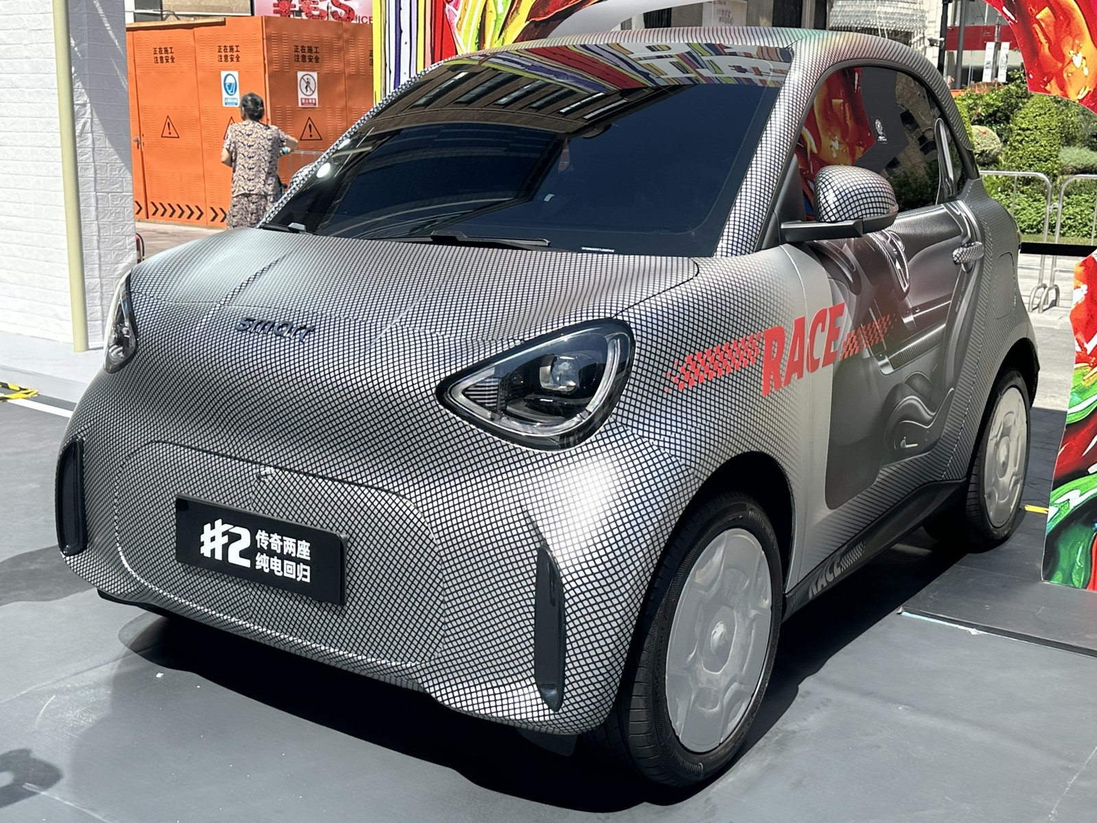 smart #2の迷彩を施した先行展示車。欧州市販予定仕様とは外装・装備が異なる