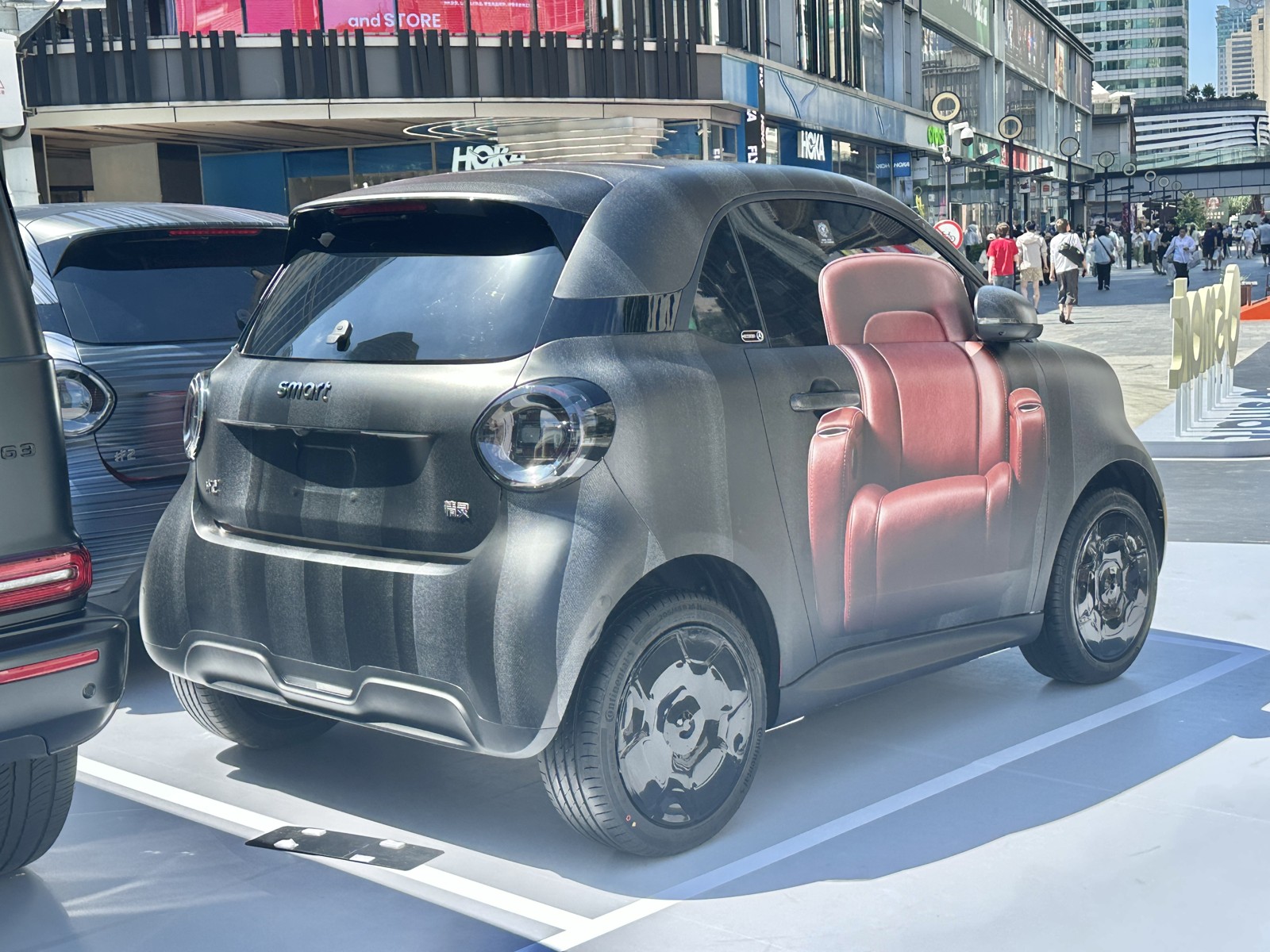 smart #2先行展示車の後方。欧州市販予定仕様とは外装・装備が異なる