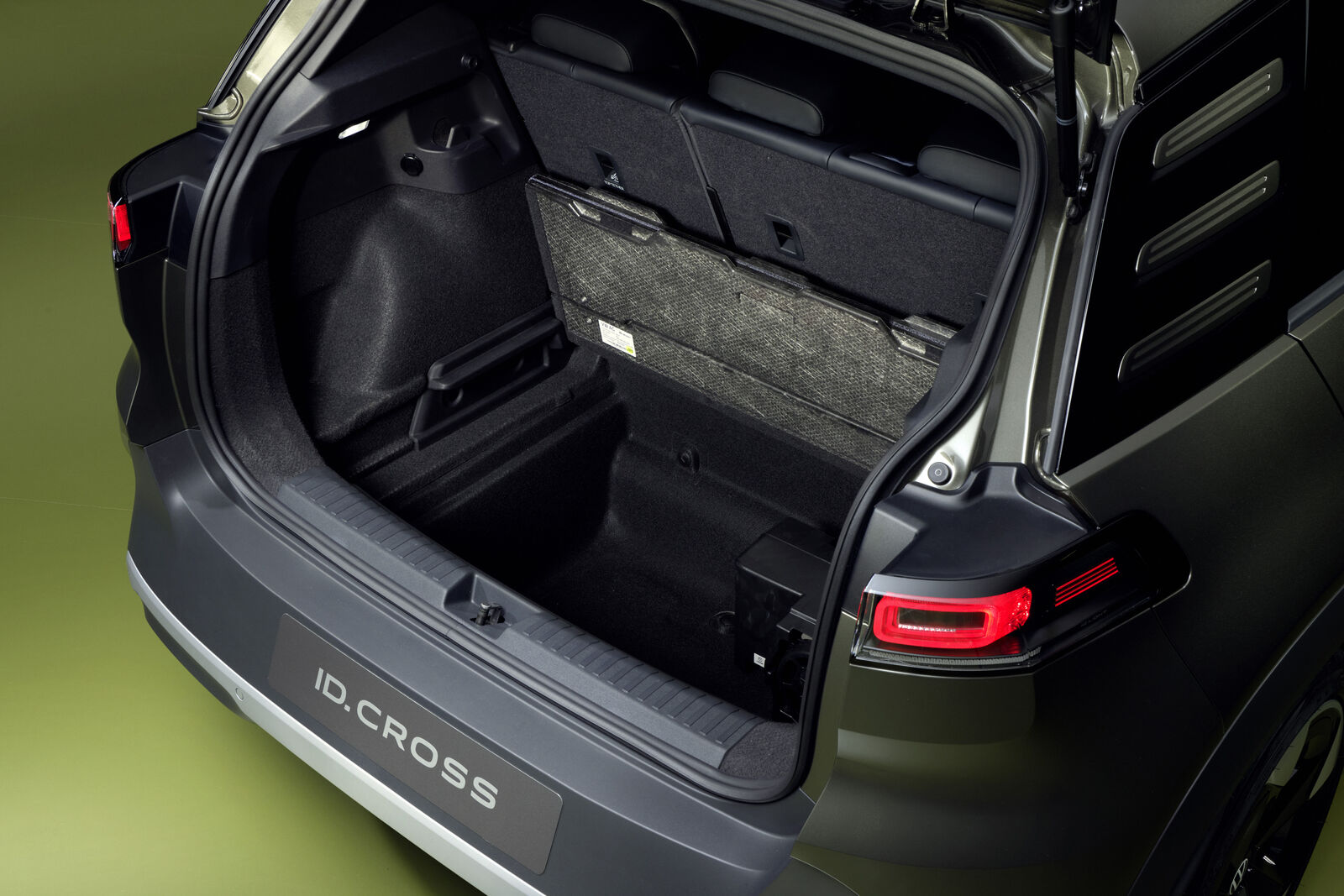 Volkswagen ID. Crossの荷室床下収納参考写真。155 kW・52 kWh欧州仕様