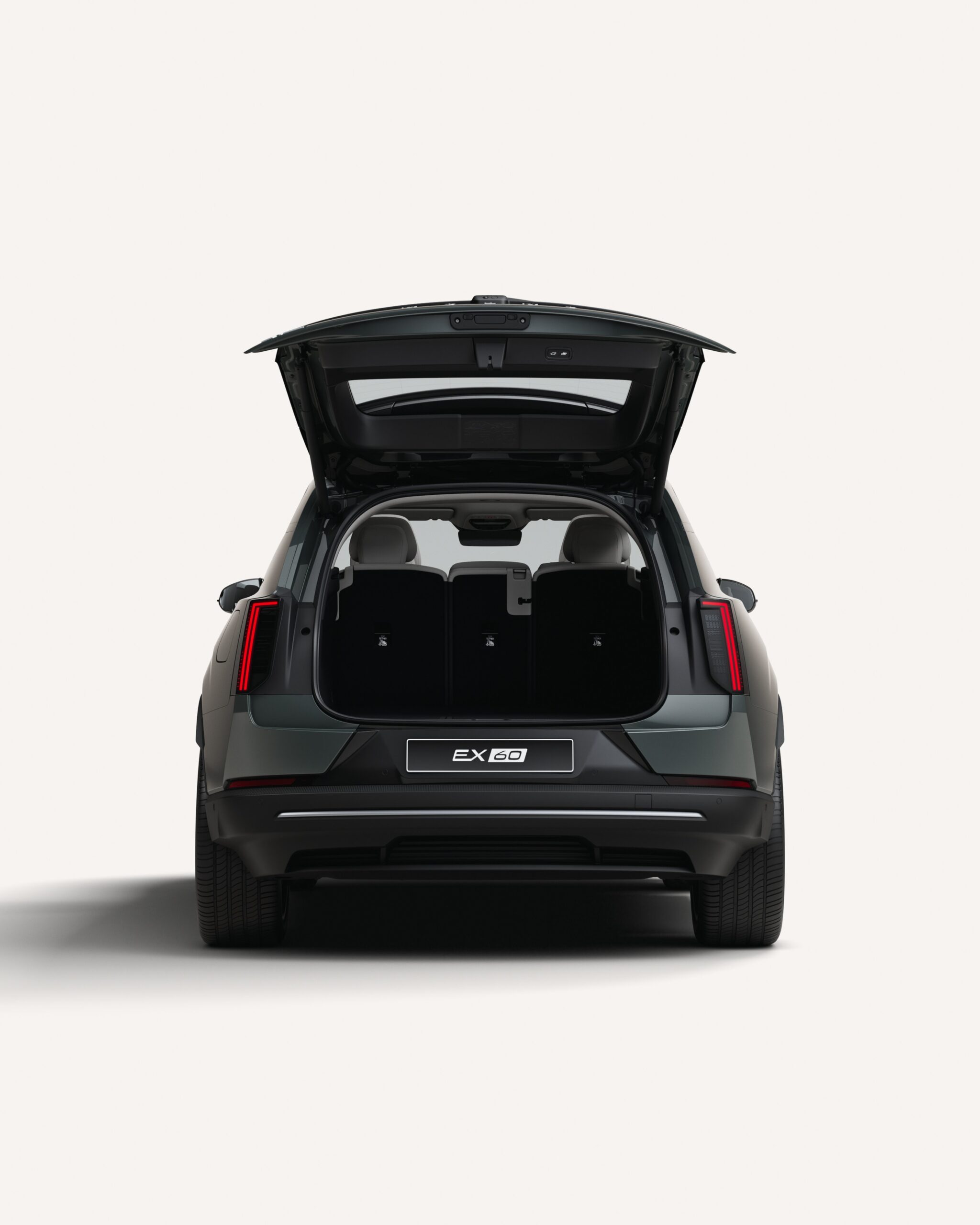 後席の背もたれを立ててテールゲートを開いたボルボEX60の荷室、Volvo Cars公式画像